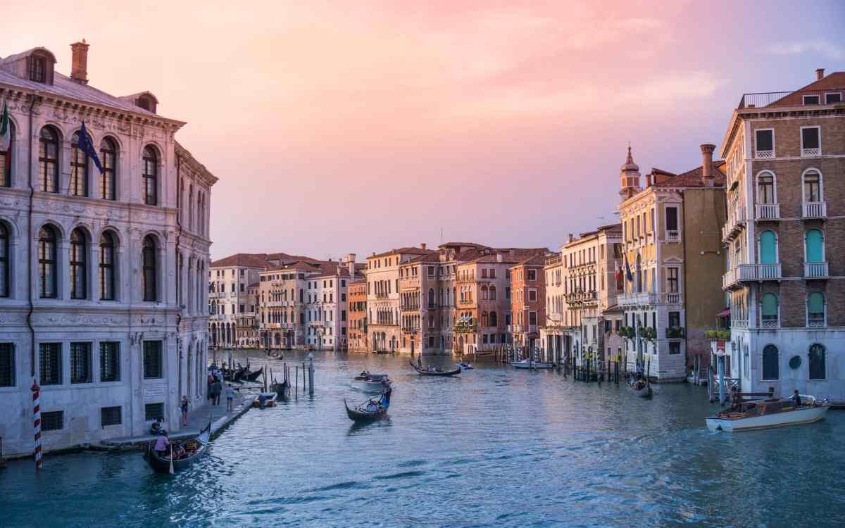 TOP 10 ENTHRAWLING REASONS TO VISIT THE STUNNING HISTORICAL&nbsp;VENICE